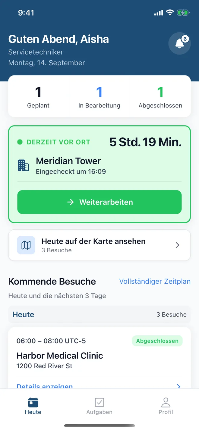 Startseite der App: Die Reinigungskraft ist vor Ort und eingecheckt, darunter die Einsätze von heute