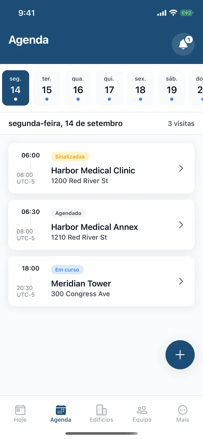 A agenda do dono na app: as visitas de hoje com a janela horária e a morada, e um botão para adicionar um serviço